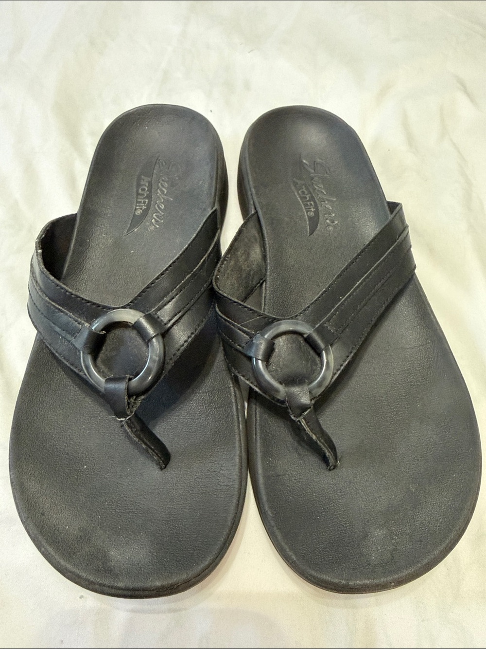 Skechers Arch Fit Women’s Black Ring-Accent Thong Sandals